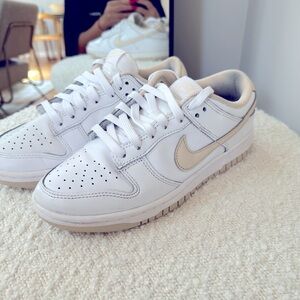 Wmns dunk low white pearl